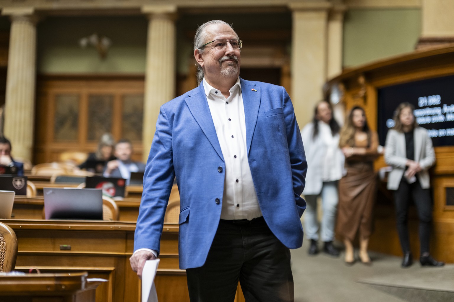 Beat Flach, GLP-AG, hoert der Antwort zu seiner Frage zur Debatte um die Einfuehrung von Sammelklagen zu, an der Fruehjahrssession der Eidgenoessischen Raete, am Montag, 17. Maerz 2025 im Nationalrat  ...