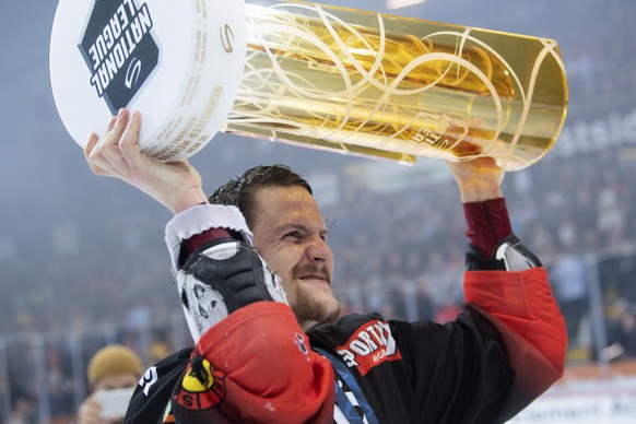 Berns Gaetan Haas jubelt mit dem Meisterpokal, nach dem fuenften Playoff-Finalspiel der National League zwischen dem SC Bern und dem EV Zug, am Samstag, 20. April 2019, in der Postfinance Arena in Ber ...