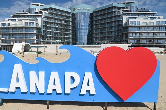 RUSSIA, ANAPA - MAY 13, 2025: A sign bears a heart symbol on Anapa s central beach Anapa Russia PUBLICATIONxINxGERxSUIxAUTxONLY - ZUMAt113 20250513_zaa_t113_178 Copyright: xIgorxOnuchinx