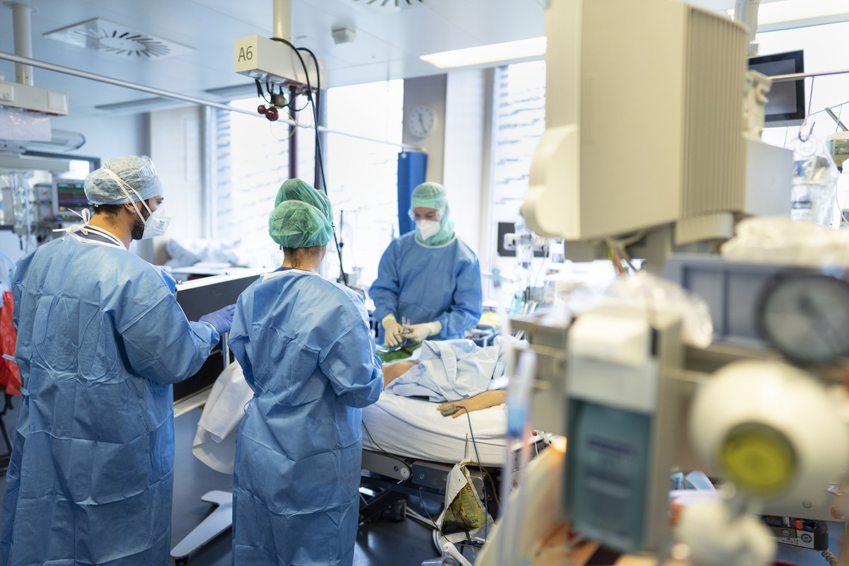 ZU COVID-19-PATIEN*INNEN AUF DER INTENSIVSTATION DES ZUERCHER STADTSPITALS TRIEMLI UND DEREN BEHANDLUNG MIT EINEM ECMO STELLEN WIR IHNEN FOLGENDES NEUES BILD ZUR VERFUEGUNG. WEITERE BILDER FINDEN SIE  ...