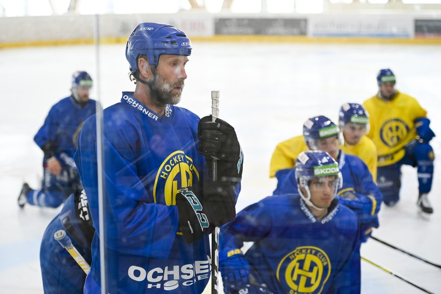 ARCHIV - ZUR RUECKKEHR VON JOE THORNTON ZUM HC DAVOS, STELLEN WIR IHNEN FOLGENDES BILD ZUR VERFUEGUNG - Joe Thornton, ehemaliger Spieler des HC Davos und NHL-Spieler, aufgenommen im Training, am Mittw ...