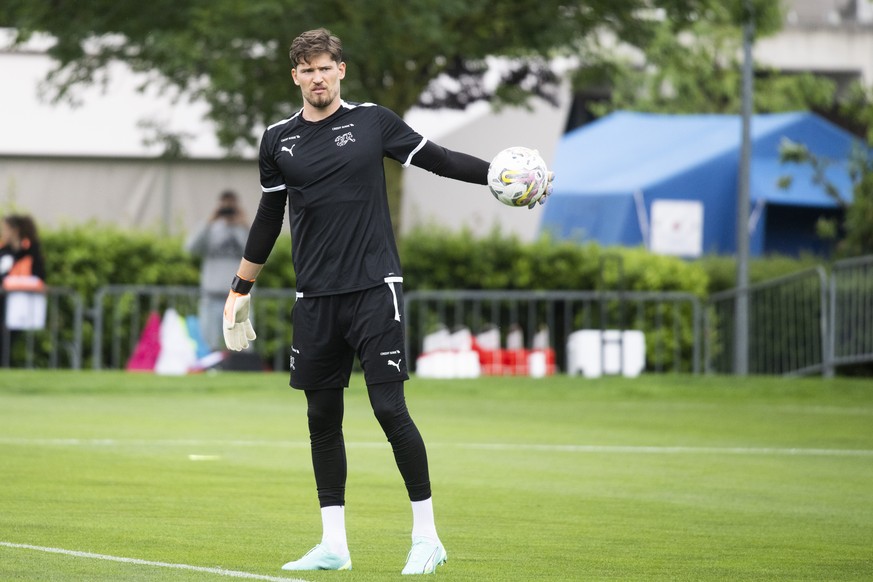 Die Schweizer Fussballnationalmannschaft mit Torhueter Gregor Kobel beim Training am Dienstag, 13. Juni 2023 in Tenero. Die Schweizer Fussballnationalmannschaft absolviert im Hinblick auf die Euro 202 ...