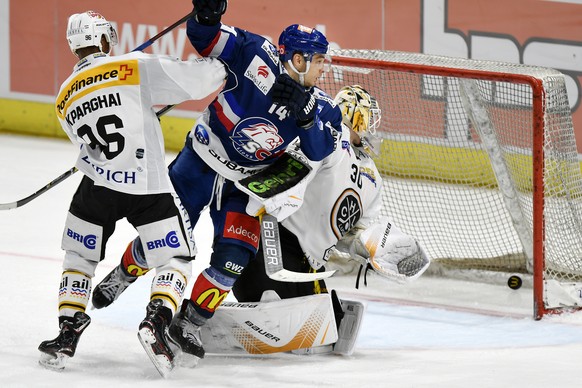 Der Zuercher Chris Baltisberger beobachtet wie der Puck zum 5-1 fuer die Lions durch Torschuetze Patrick Geering ( nicht auf dem Bild ) ins Netz geht beim Eishockeyspiel der National League ZSC Lions  ...