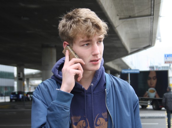 Der 17-jährige Dimitri aus Zürich hat sich vor einem halben Jahr von seinem Smartphone getrennt und das billigste Nokia gekauft, das er finden konnte. Er fühlt sich befreit.&nbsp;