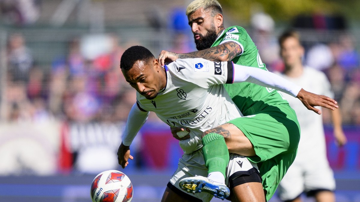 L'attaquant balois Maurice Malone, gauche, lutte pour le ballon avec le milieu yverdonnois Igor Liziero, droite, lors de la rencontre de football de Super League entre le Yverdon Sport FC et le F ...