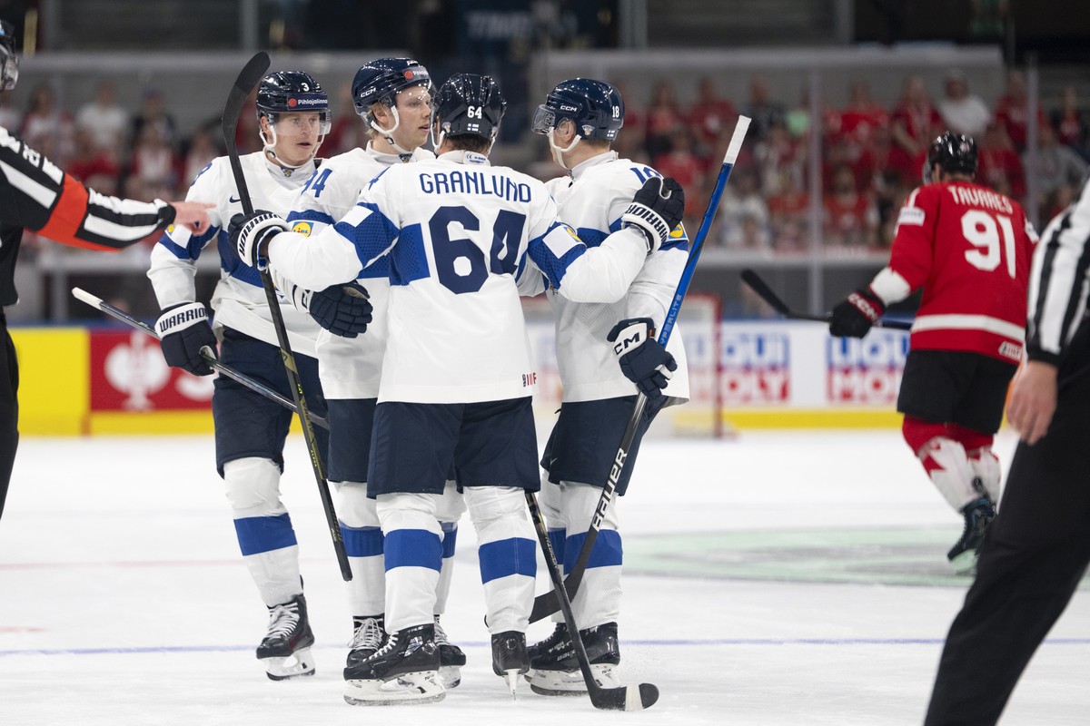 epa13005594 Players of Finland celebrate after scoring their third goal during the 2026 IIHF Men's Ice Hockey World Championship semi-final game between Canada and Finland in Zurich, Switzerland, ...