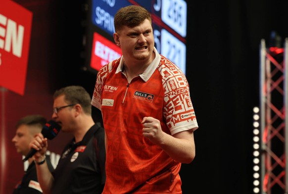 v.l. Niko Springer GER, Darts, European Darts Open, PDC European Tour 2025 Runde 2, Best of 11 Legs, Chris Dobey vs. Niko Springer 31.05.2025. GER, Darts, European Darts Open, PDC European Tour 2025 R ...