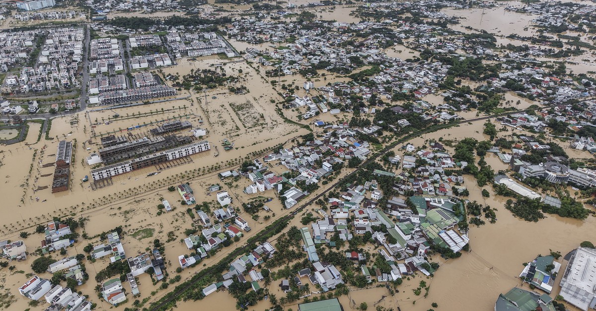 Mindestens-90-Tote-durch-berschwemmungen-und-Erdrutsche-in-Vietnam