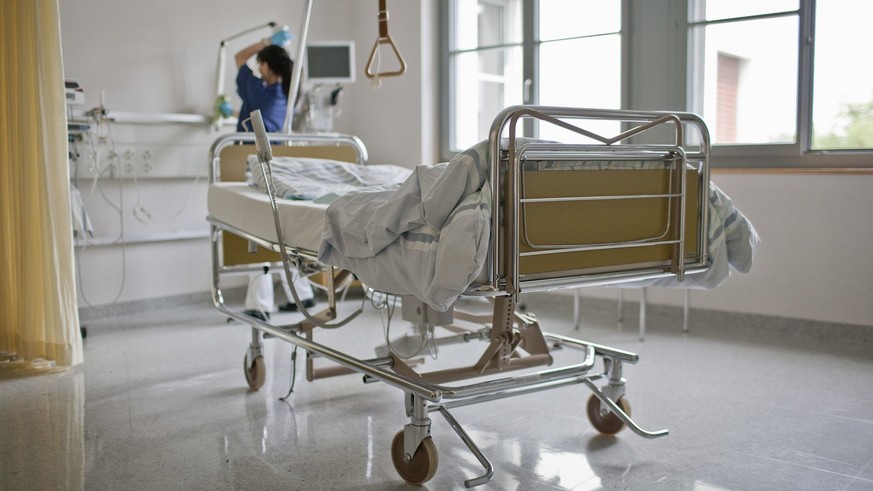 Bed of a patient at the intensive care unit of the clinic in Flawil in the canton of St. Gallen, Switzerland, pictured on June 25, 2009. The Clinic Flawil is the acute care hospital of the Cantonal Ho ...