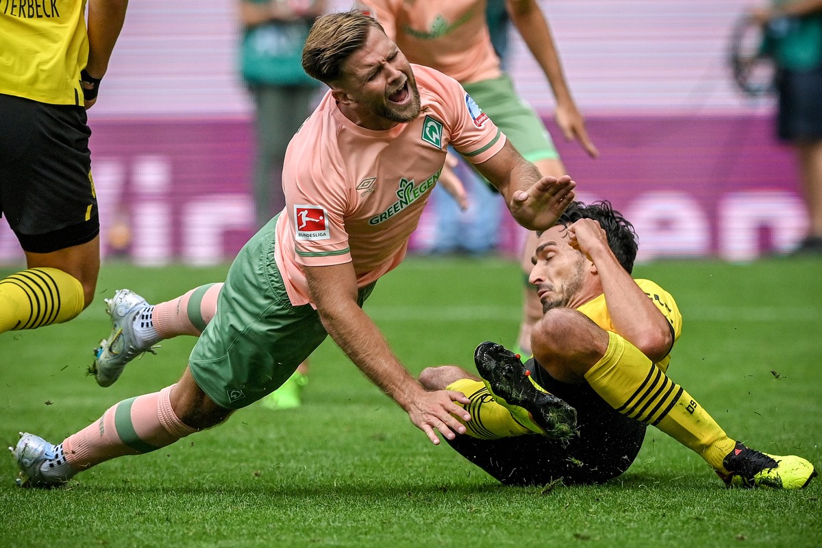 epa10130469 Bremen's Niclas Fuellkrug (L) in action against Dortmund's Mats Hummels (R) during the German Bundesliga soccer match between Borussia Dortmund and Werder Bremen in Dortmund, Ger ...