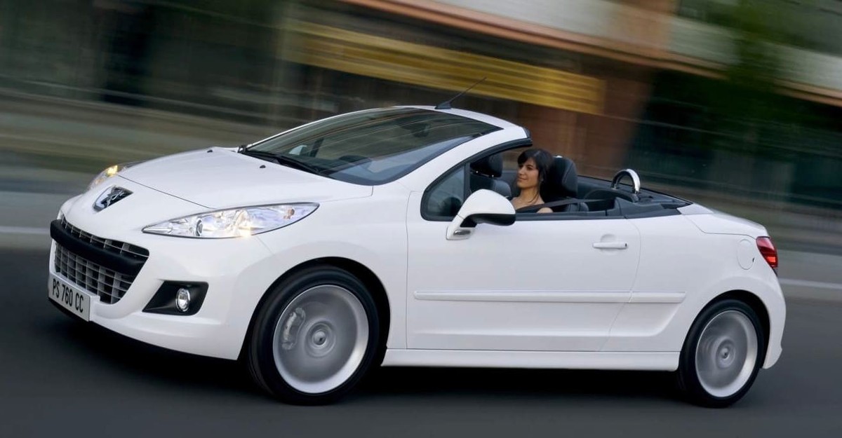 Peugeot 207CC
cabrio 2007
https://www.drive.com.au/reviews/peugeot-207cc-review/