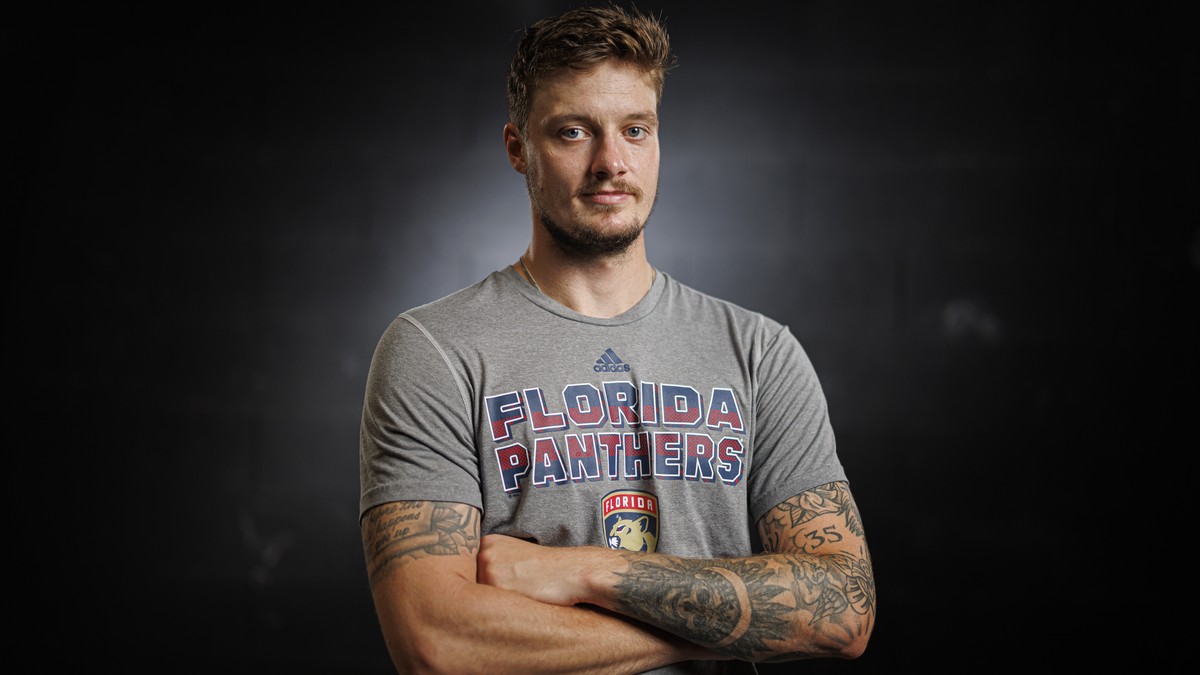 Ludovic Waeber, hockeyeur aux Florida Panthers, pose pour un portrait apres son entrainement lors d'une rencontre avec les medias ce vendredi 25 aout 2023 au Mont-sur-Lausanne. (KEYSTONE/Valentin ...