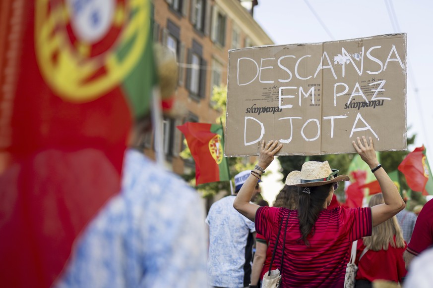 A Portuguese supporter holds a sign during a fanwalk in memory of Portuguese international footballer Diogo Jota, who lost his life in a car crash in Spain on Thursday night, prior the UEFA Women&#039 ...