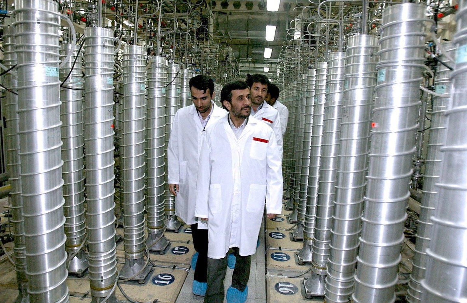 epa02482591 (FILE) A handout picture released by presidential official website shows Iranian President Mahmoud Ahmadinejad inspecting the Natanz nuclear plant in central Iran, 08 March 2007. Media rep ...