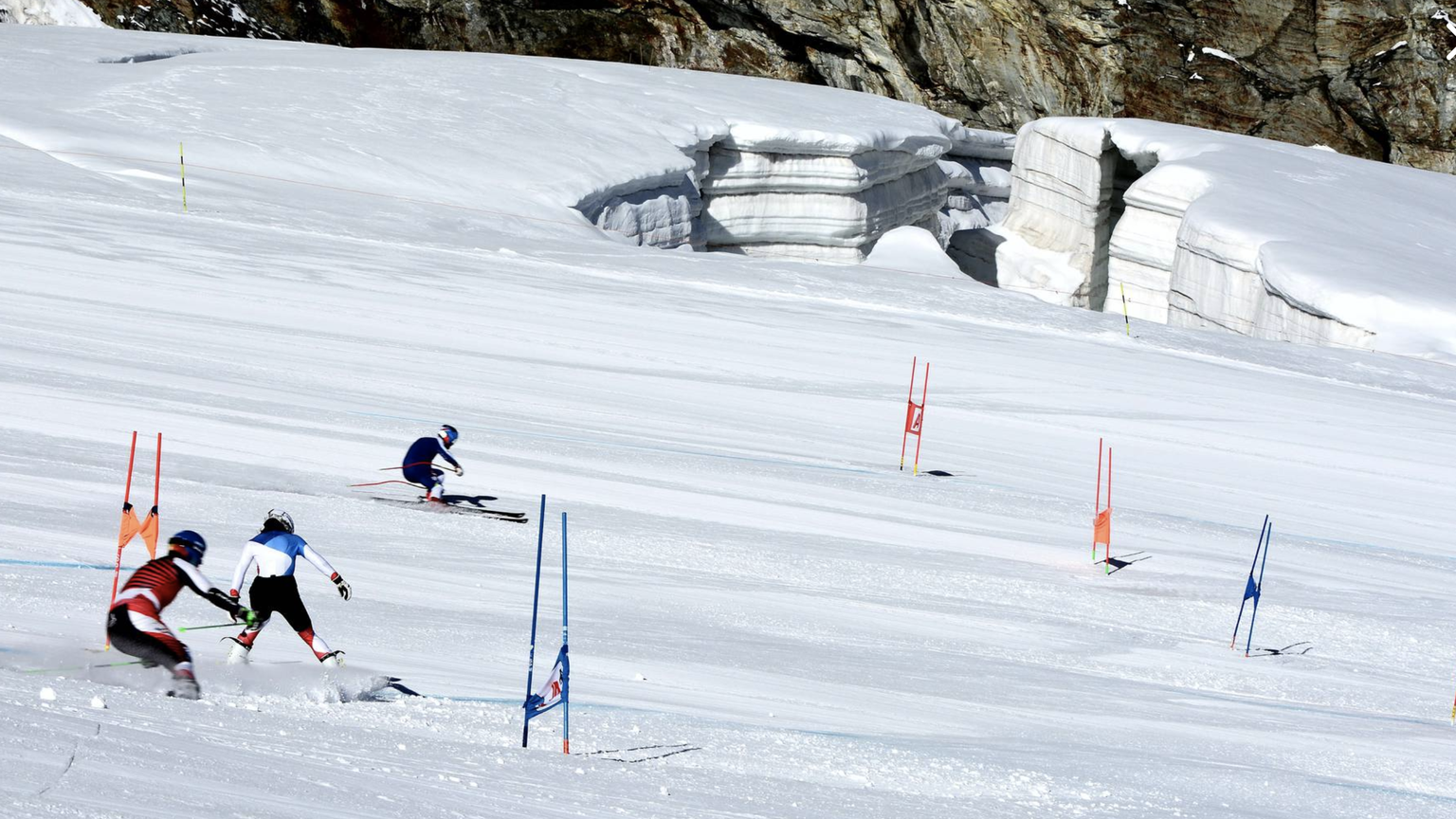 Auf dem Feegletscher in Saas-Fee kommen sich die Athleten im Corona-Sommer 2020 teilweise ziemlich nah.