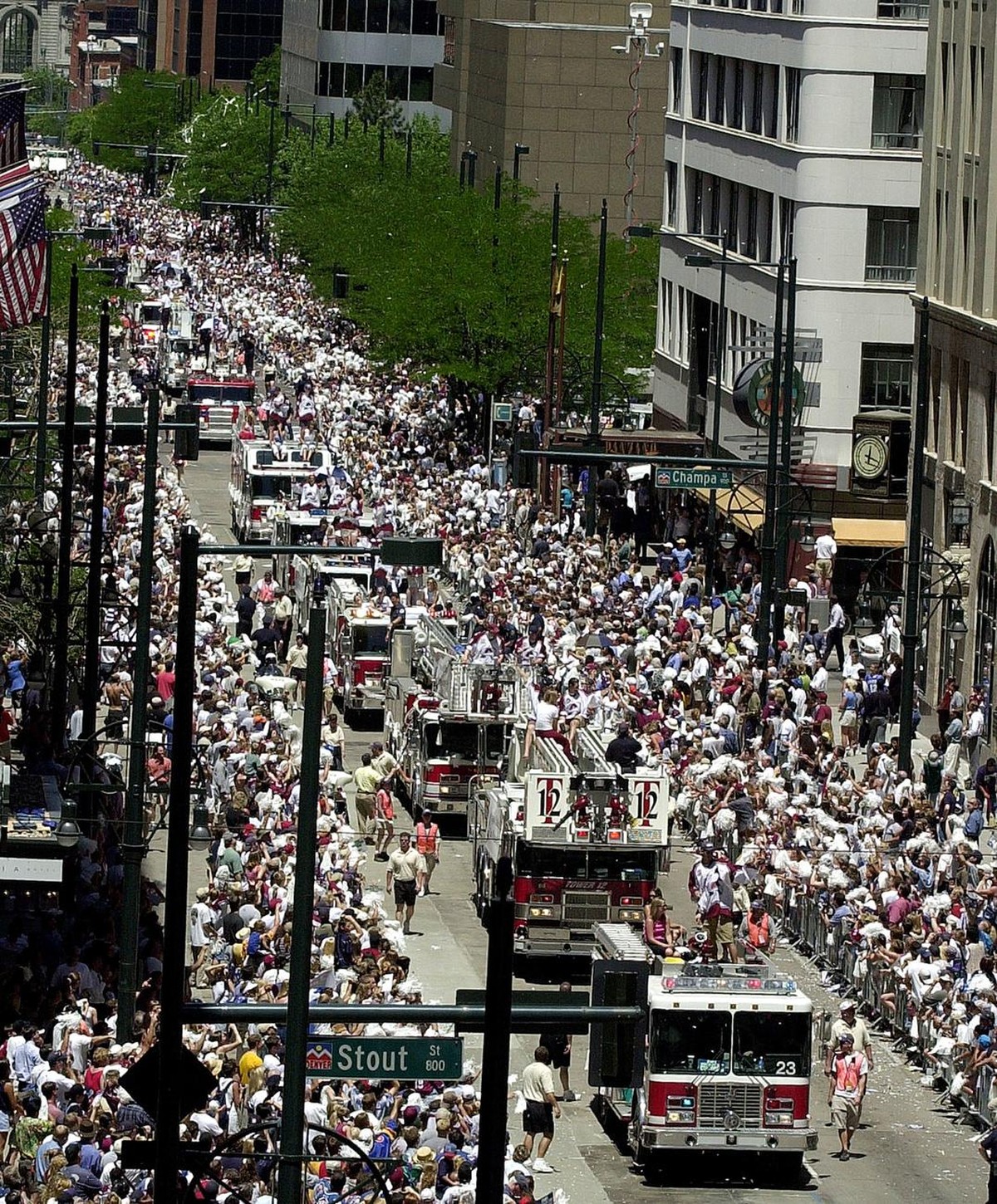 Hunderds of thousands of people lined 17th Street for a victory parade for the Stanley Cup Champion Colorado Avalanche in downtown Denver on Monday, June 11, 2001. (KEYSTONE/AP Photo/Ed Andrieski) === ...