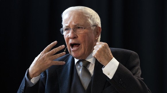 Alt-Bundesrat Christoph Blocher spricht bei der Mitgliederversammlung der AUNS, am Samstag, 2. April 2022, in Bern. (KEYSTONE/Peter Klaunzer)