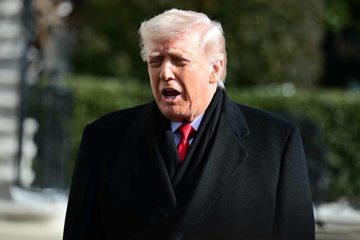 WASHINGTON, DC, UNITED STATES - JANUARY 27: President of the United States Donald J. Trump speaks to reporters prior to departing The White House in Washington, DC, United States on January 27, 2026.  ...