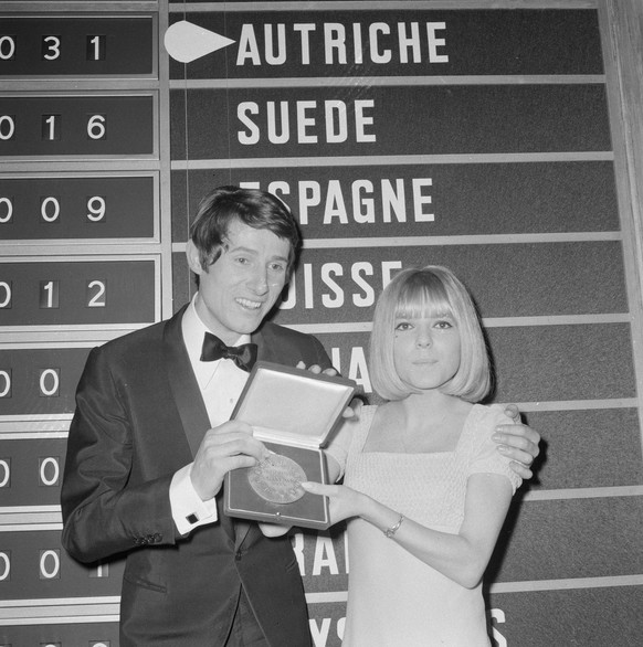 Anefo photo collection. Eurovision Song Contest 1966 in Luxembourg. The winner Udo J�rgens with the winner of 1965 France Gall. March 6, 1966. Luxembourg Copyright: xpiemagsx pienatarchpart316092021-4 ...