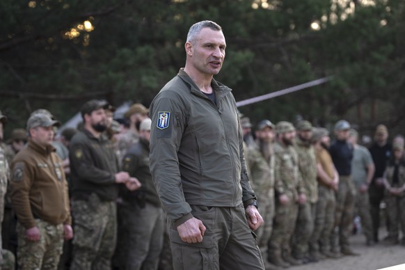 Mayor of Kyiv Vitali Klitschko speaks to servicemen of Ukraine&#039;s National Guard 3rd Svoboda (Liberty) battalion, Rubezh (Frontier) brigade during rotation in the Kyiv region, Ukraine, Thursday, A ...