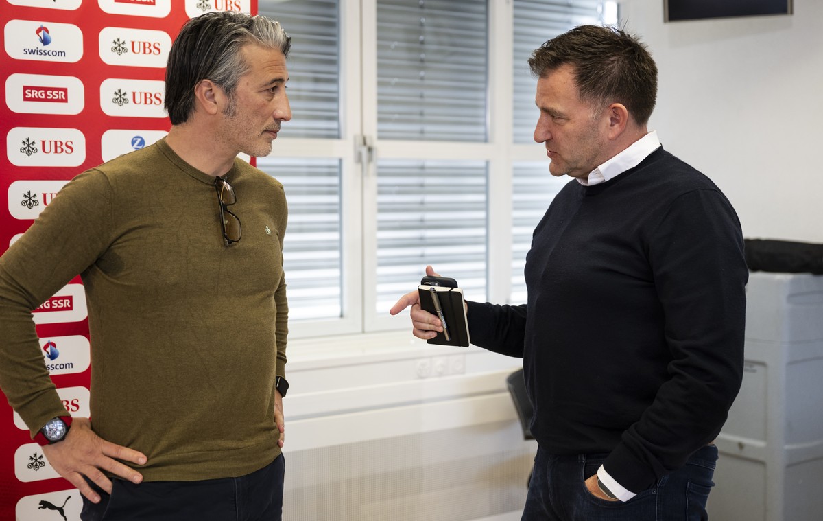 Der Cheftrainer der Schweizer Fussballnationalmannschaft, Murat Yakin, links, diskutiert mit Sascha Ruefer, Sportreporter von SRF, nachdem er das Kader fuer die bevorstehenden Laenderspiele bekannt ge ...