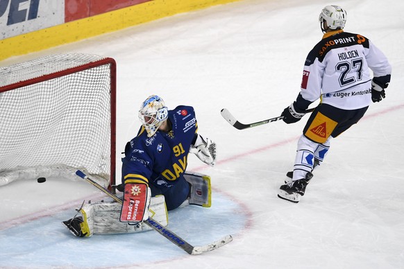 Zugs Josh Holden, rechts, entscheidet das Penaltyschiessen gegen Goalie Gilles Senn, beim Eishockey-Qualifikationsspiel der National League A zwischen dem HC Davos und dem EV Zug, am Sonntag, 7. Janua ...