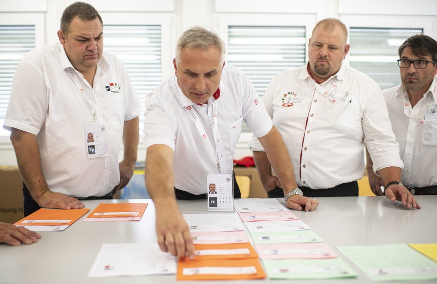 Samuel Feller, Eidgenoessischer Technischer Leiter, Mitte, bespricht mit seinem Team die Einteilung der Gaenge am Eidgenoessischen Schwing- und Aelplerfest (ESAF) in Zug, am Samstag, 24. August 2019.  ...