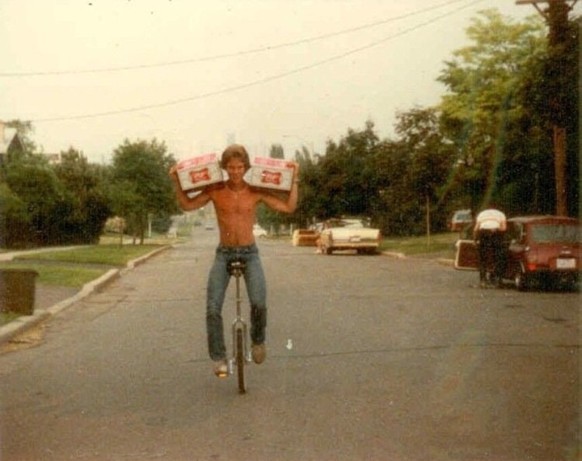 «48 Bier und ein Einrad. Mein Vater in den frühen 1980ern.»