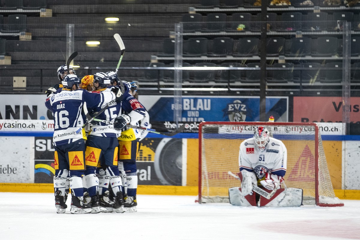 Jubel bei den Spielern des EV Zug nach dem Tor zum 4-3 neben Rapperswils Goalie Noel Bader, rechts, im Eishockeyspiel der National League zwischen dem EV Zug und den Rapperswil-Jona Lakers am Samstag, ...