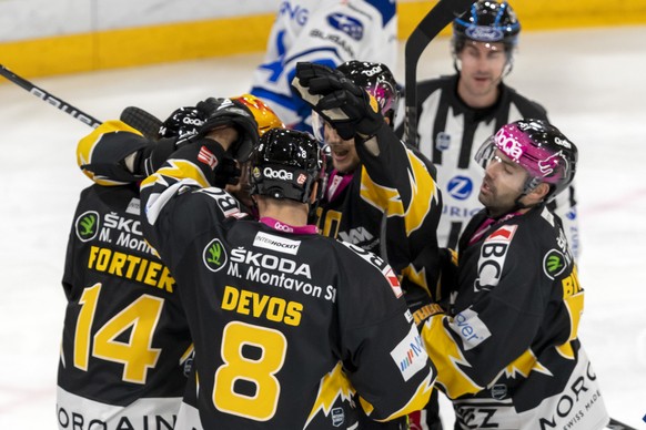 Ajoies Spieler jubeln beim Eishockey-Qualifikationsspiel der National League zwischen dem HC Ajoie und den ZSC Lions in der Raiffeisen Arena in Porrentruy, am Freitag, 29. Oktober 2021. (KEYSTONE/Geor ...