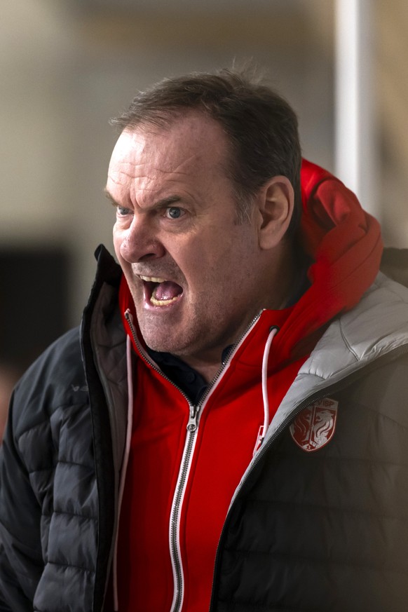 Head Coach Heinz Ehlers (EHCV) im ersten Spiel der League Qualification der Eishockey National League zwischen dem HC Ajoie und dem EHC Visp in der Raiffeisen Arena in Porrentruy, am Dienstag, 1. Apri ...