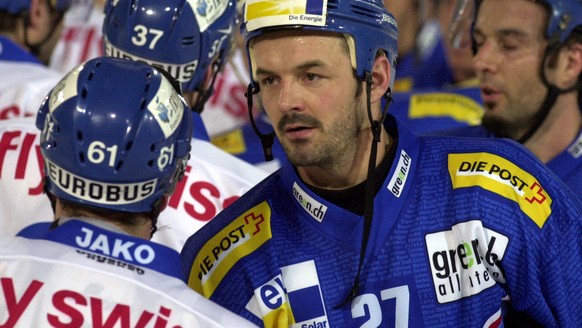 Edgar Salis rechts ZSC Lions, Patrick Baertschi links Kloten Flyers am 24.02.2004 im Meisterschaftsspiel ZSC Lions - Kloten Flyers .(KEYSTONE/Rene Meier)