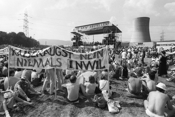 Mehr als 30&#039;000 Menschen nehmen an der groessten Anti-AKW Demonstration der Schweiz in Goesgen teil, aufgenommen am 22. Juni 1986. Die Demonstranten versammeln sich auf dem Gelaende beim Atomkraf ...