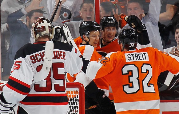 Mark Streit freut sich über zwei Assists, verloren hat er aber trotzdem. 