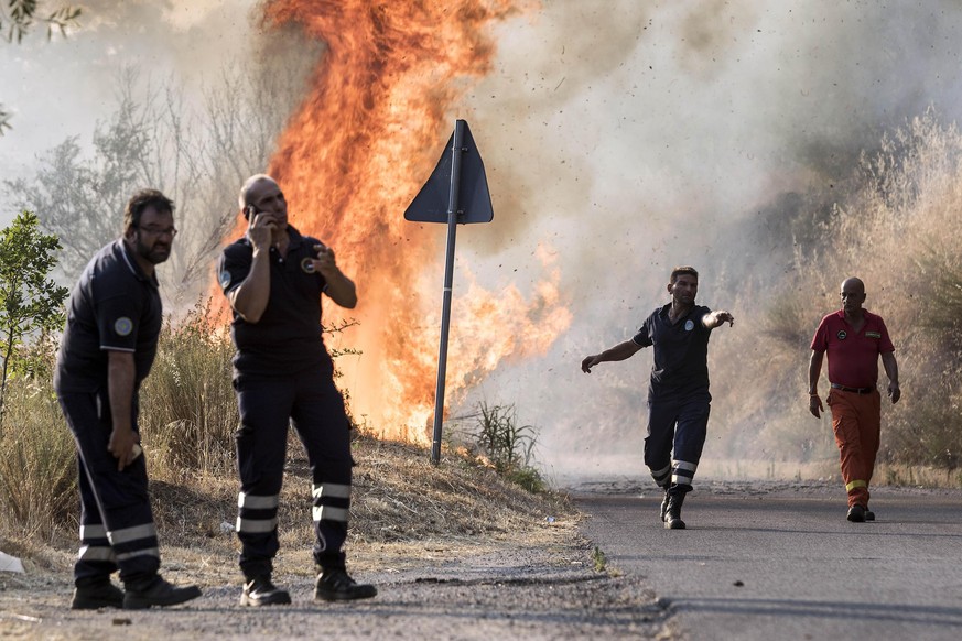 epa06085736 Civil Protection at work during the fire-extinguishing operation at San Pietro in Guarano, near Cosenza, southern Italy, 13 July 2017, where a 69-year-old man was burned to death by a wild ...