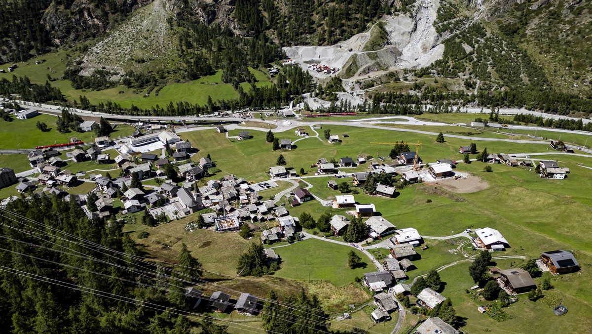 Une vue du village de Randa le mardi 25 aout 2026 depuis Randa dans le Haut-Valais. La commune de Randa met en garde contre l'effondrement du glacier du Weisshorn (Haengegletscher Weisshorn Ost), ...