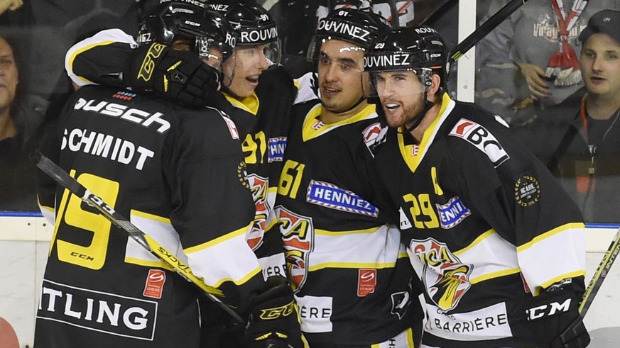 Die Jurassier jubeln nach einem Tor im Eishockey Sechzehntelfinal Cupspiel zwischen dem HC Ajoie und dem HC Lausanne in der Eishalle P. Voyeboeuf in Porrentruy, am Mittwoch, 28. September 2016. 
(KEYS ...