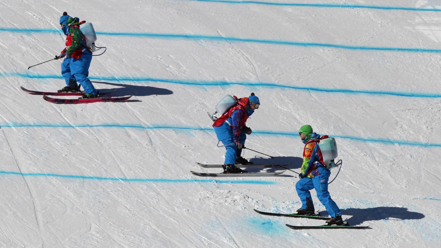 Jan. 26, 2014 - Sochi, Russia - Workers mark the landing area at the The Rosa Khutor Extreme Park where skiing slope style was holding a training session. Venues - Sochi 2014 - ZUMAs44

Bildcredit:
IM ...