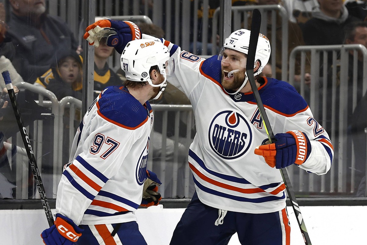 NHL, Eishockey Herren, USA Edmonton Oilers at Boston Bruins Mar 5, 2024 Boston, Massachusetts, USA Edmonton Oilers center Leon Draisaitl 29 celebrates his game winning overtime goal with teammate cent ...