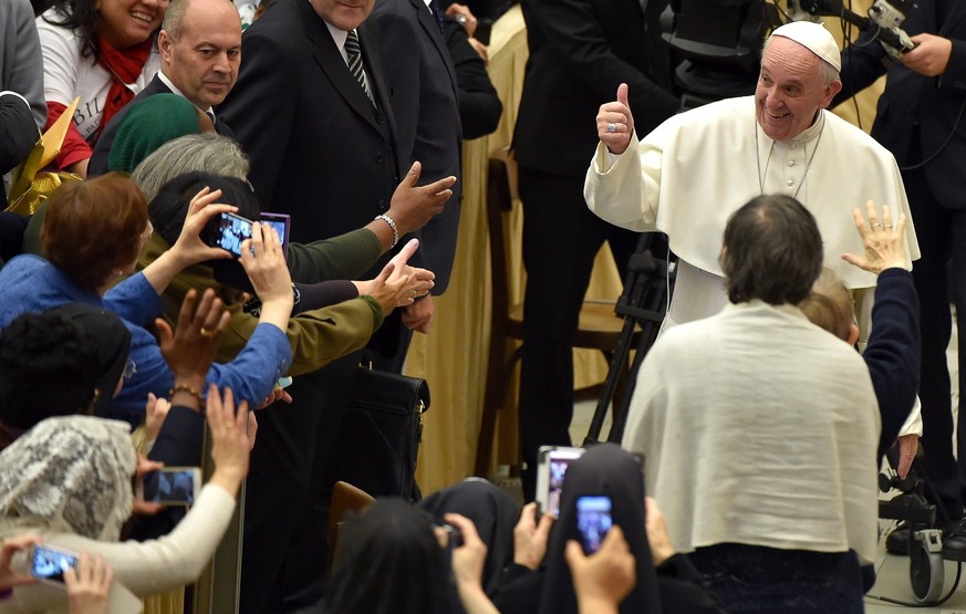 Papst Franziskus grüsst Gläubige am 1. Februar im Vatikan.