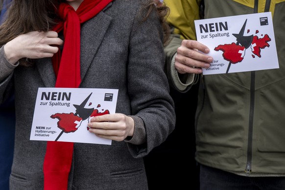 Aktion von Operation Libero gegen die SRG-Halbierungsinitiative am Montag, 22. September 2025, in Bern. Die Halbierungsinitiative will die Haushaltsabgabe fuer Radio und Fernsehen von heute 335 Franke ...