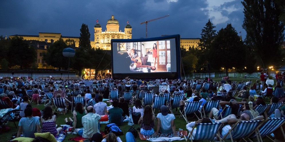 Einen Film gucken in einer schönen Kulisse: Das ermöglicht das Open Air Kino im Marzili.
