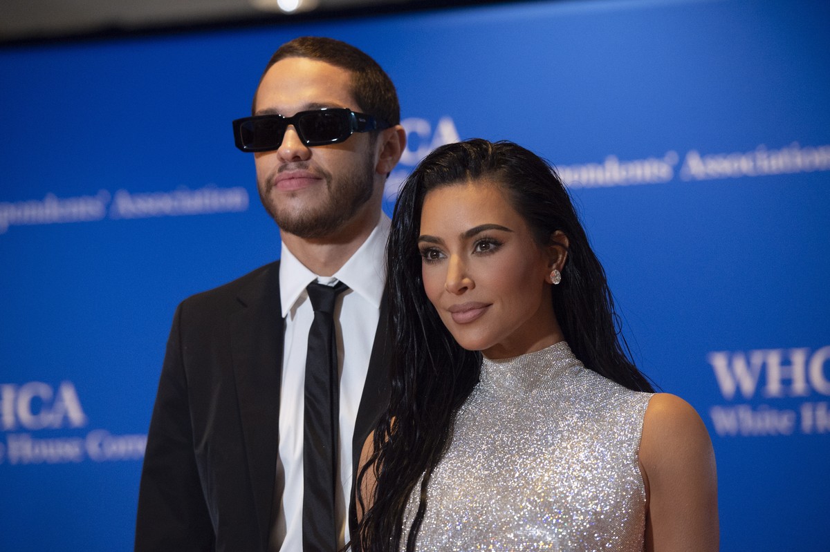 epa09919768 Socialiate Kim Kardashian (R) and Singer Pete Davidson arrive at the 2022 White House Correspondents' Association Dinner at the Washington Hilton in Washington, DC, USA, 30 April 2022 ...
