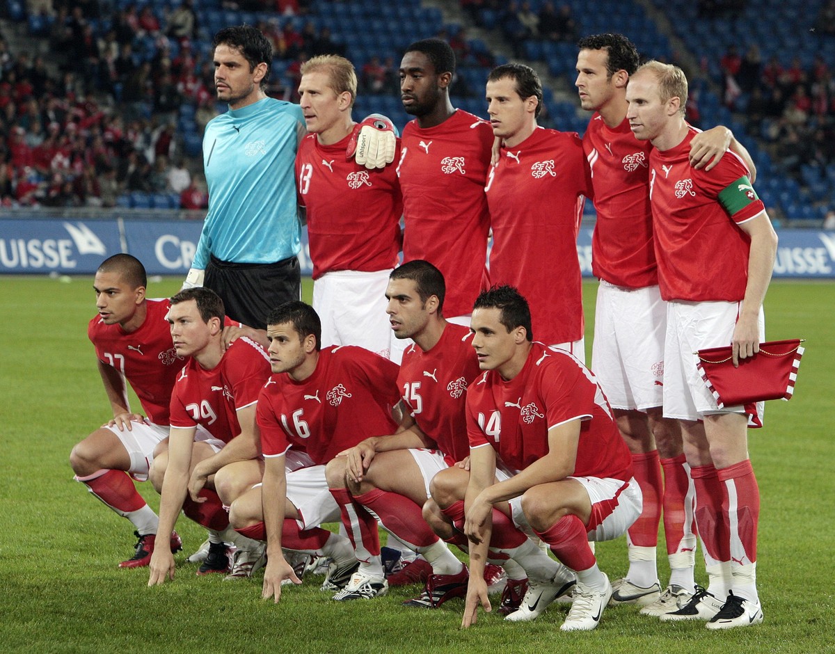 Die Schweizer Fussball-Nati mit stehend v.l., Pascal Zuberbuehler, Stephane Grichting, Johan Djourou, Xavier Margairaz, Marco Streller und Ludovic Magnin, sowie knieend v.l., Goekhan Inler, Stephan Li ...