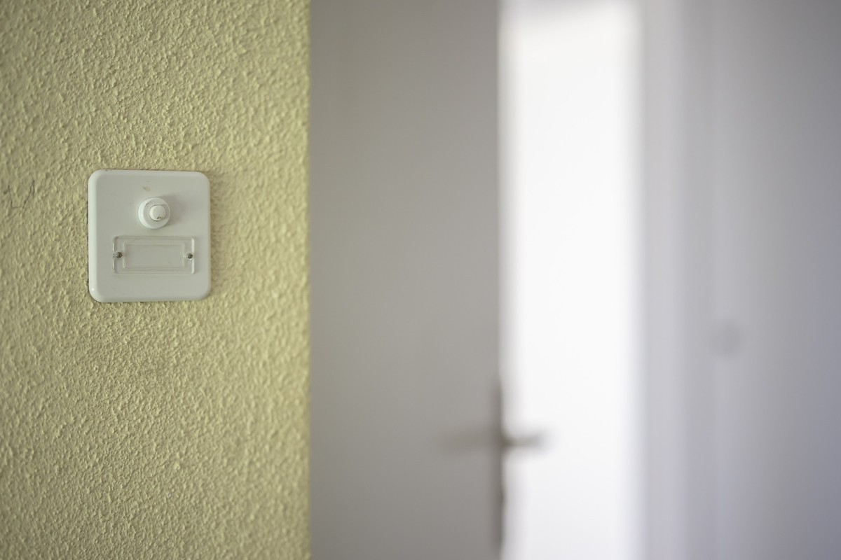 Eine Klingel vor einer Wohnungstuer einer Wohnung der Liegenschaften Stadt Zuerich (LSZ), aufgenommen am Dienstag, 28. Maerz 2023 in Zuerich. (KEYSTONE/Michael Buholzer)