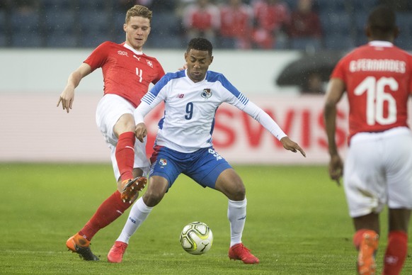 epa06632600 Switzerland&#039;s Nico Elvedi, left, fights for the ball with Panama`s Gabriel Torres, centre, during an international friendly soccer match between Switzerland and Panama at the Swisspor ...