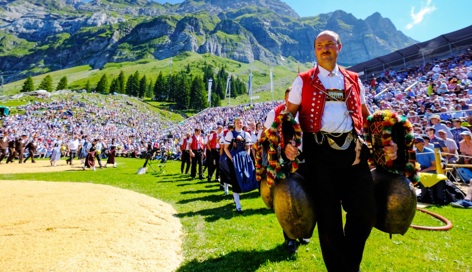 Fahnenschwinger, Alphornblaeser, Treicheltraeger, Jodelchoerli, dies alles gehoert einfach zu einem schoenen Schwingfest wie das auf der Schwaegalp, aufgenommen am Sonntag, 11. August 2019, beim 20. S ...