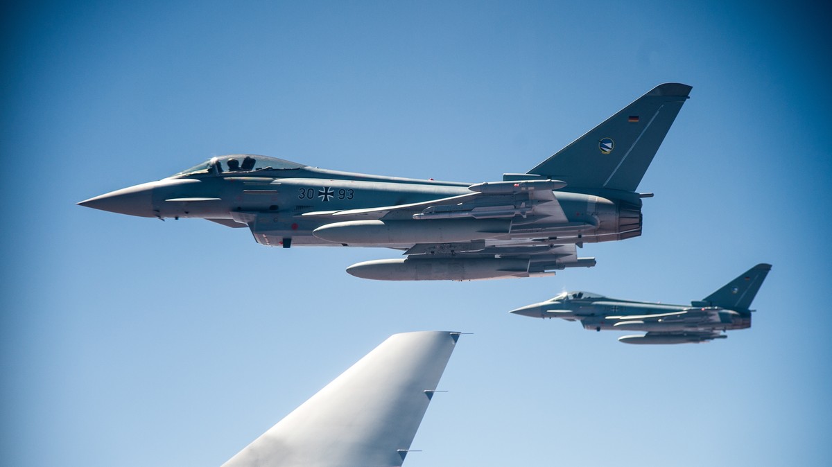 epaselect epa10156105 Two German Luftwaffe's Eurofighter Typhoon aircraft flies alongside a Multinational Multi Role Tanker Transport Airbus A330, during the Australian Defence Force?s Exercise P ...