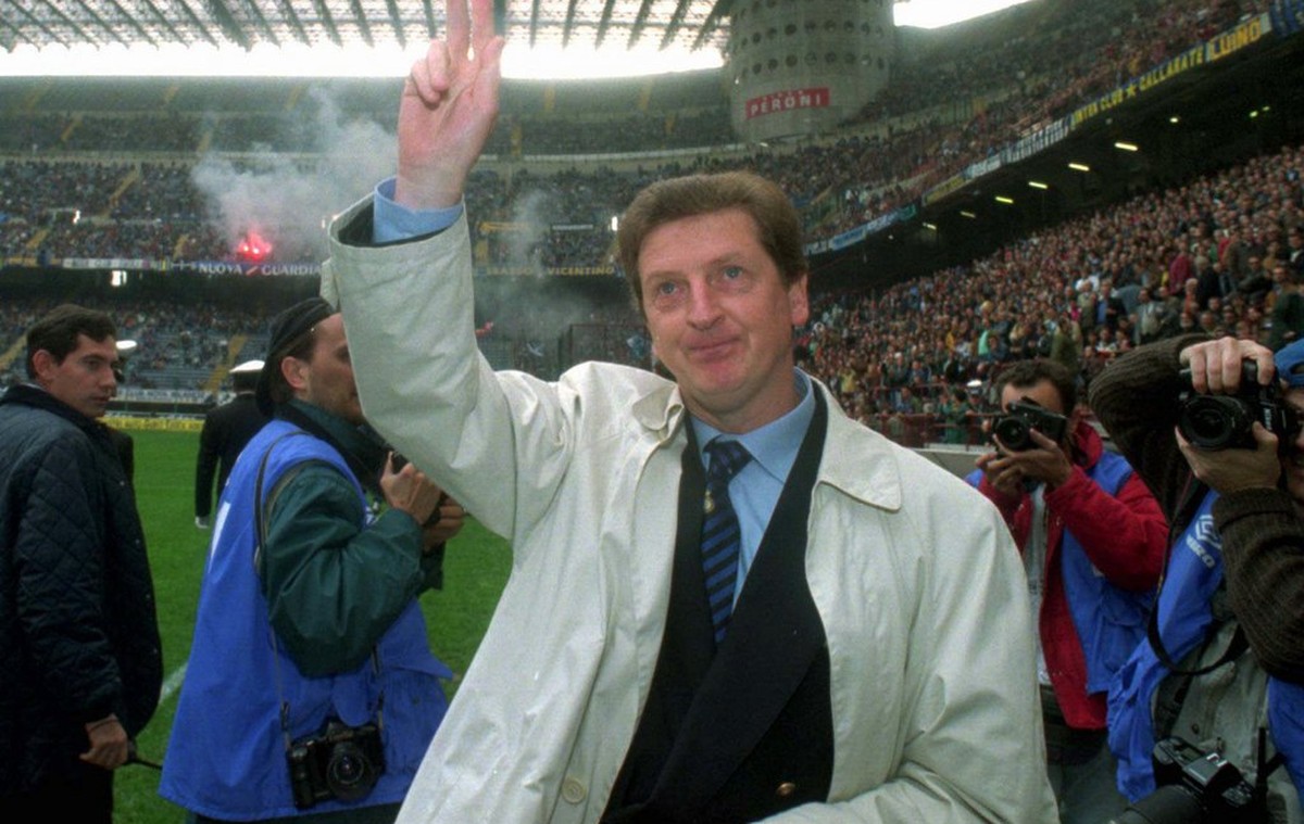 Inter Milan's coach, British Roy Hodgson waves to the fans prior to the start of the Italian First division match Inter Milan vs Lazio, at the Milan San Siro stadium Sunday, October 22, 1995 . Ho ...