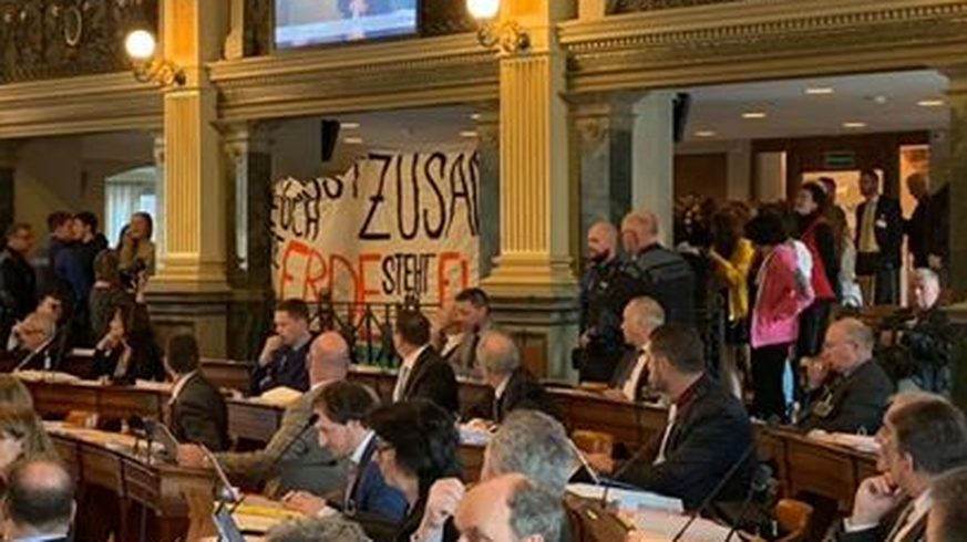 Schüler hissen Klima-Transparente im St. Galler Parlament.